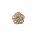 Detailopname van camelia magnetische broche met elegante parels en kristal in het midden - Stijl 01 (Cameliavorm)