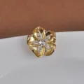 Gedetailleerde weergave van een gouden bloem magnetische broche met marquise stenen. - Vijfbladige Bloemstijl / 1.5cm