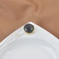 Eleganter runder Manschettenknopf aus dunkelgrauem Katzenaugenstein mit Goldrand-Detail - Schwarzer Opal