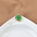 Eleganter runder Gold-Manschettenknopf mit glatter polierter grüner Edelstein-Einlage - Grüner Katzenaugenstein