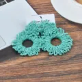 Detailansicht der böhmischen handgefertigten türkis Perlenohrringen auf Displaykarte - Übertriebener Runder Ring-Stil / Hellblau