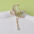 Exquisite goldfarbene Schmetterlingsbrosche mit grünen Flügeln und Kristalldetail - Stil 03 Grüner Quasten Schmetterling