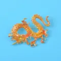 Detaillierte orangefarbene Drachenbrosche mit Goldbeschichtung für elegante Mäntel - Orangegelber Emaille-Drache (230720-1)