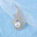 Eleganter silberfarbener Vogel-Anstecker mit funkelnden Kristallen und weißer Glanzperle - Vogel-Stil (Stil 02 Weiß) / Silber