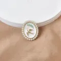 Broche magnético ovalado de perlas vintage con diseño de golondrina dorada y hoja - Pequeña Golondrina/Pingüino