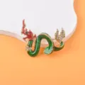 Exquisite chinesische Drachenbrosche mit grüner Emaille und Kristallen für Mäntel - Rot-Grüner Emaille-Strass-Drache (230720-1)