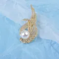 Eleganter goldfarbener koreanischer Stil Brosche mit Strasssteinen und großer weißer Perle - Vogel-Stil (Stil 02 Gold) / Gold