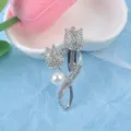 Eleganter silberner Tulpen-Anstecker mit funkelnden Strasssteinen und weißer Perle - Tulpenblüten-Stil (Stil 03 Weiß)
