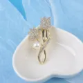 Eleganter goldfarbener Tulpen-Brosche mit Strassbesatz und einer weißen Perle als Akzent - Tulpenblüten-Stil (Stil 03 Gold)