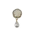 Gedetailleerde opname van een witte roos magneetbroche met strass en parelhanger. - Stijl 02 (Rozenhangervorm)