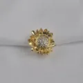 Macrodetail van een gouden bloem magnetische gesp met fonkelende zirkonia kristallen. - Zonnebloem Stijl / 1.7cm