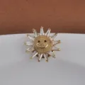 Elegante gouden smiley zon magnetische broche met baguette kristallen bloembladen - Zon Smiley Stijl / 1.8cm