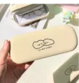 Simpatico portaocchiali beige con stampa di orsetto scatola rigida portatile per occhiali - Orsetto guancia a guancia con panno per occhiali