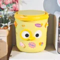 Süßer Mülleimer für den Tisch gelb Mini Abfalleimer mit Deckel Büro Schlafzimmer Deko - 4 3D Aufnäher + Cartoon Aufkleber / Gelb