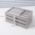 Klare Acryl Schmuckschatulle mit 3 grauen Samtschubladen und Kristallknöpfen für Ringe. - Dreilagig / Premium Grau