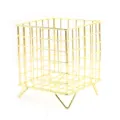Panier de rangement en fil metallique dore pour cosmetiques et petits objets de bureau. - Or