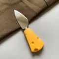 Charmant couteau à beurre manche fromage jaune, mini couteau tartineur inox variante. - Poignard