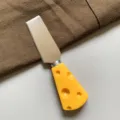 Couteau à beurre en forme de fromage mignon avec lame en inox et poignée jaune pour le petit déj. - Lame Plate