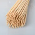 Gros plan détaillé de pics en bambou naturel, parfaits pour les bouquets DIY et les loisirs. - 2.5mm Épais 40cm Long 100 Pcs