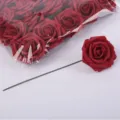 Rote PE-Schaumstoff künstliche Rosen, DIY-Blütenköpfe und Stiele für Sträuße und Hochzeitsbögen. - Gefärbtes Knallrot