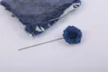 Paquete de rosas artificiales de espuma PE azul con tallo individual para decoracion de bodas - Azul real teñido