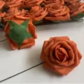 Orangefarbene PE Schaumstoff Rosenblüten Köpfe mit Stielen für Hochzeitsbogen und Blumen-Dekoration - Gefärbtes Orangegelb