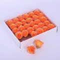 Oranje kunstmatige rozenhoofdjes in geschenkdoos voor huwelijksdecoratie en knutselen - 30 Stuks Verpakking / Oranje bloemen met zilveren rand, 30 stuks