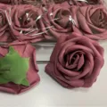 Künstliche PE-Schaumstoff Rosenköpfe in staubigem Rosa für DIY-Blumensträuße und Hochzeitsbögen. - Gefärbtes dunkles Mauve