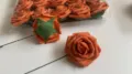 PE Schaumstoff künstliche Rosenköpfe mit Stielen für DIY Hochzeitssträuße und Deko. - Gefärbtes Orangegelb
