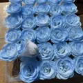 Kunstmatige blauwe rozenkoppen met glitters, ideaal voor Valentijnsdag boeketten en knutselprojecten. - 30 Stuks Verpakking / Crushed ice blauw, 30 stuks