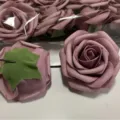 Malve PE Schaumstoff künstliche Rosenblüten Köpfe für Hochzeitsstrauch Bogen Dekor DIY. - Gefärbt Helles Staubrosa