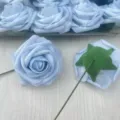 Hellblaue PE Schaumstoff künstliche Rosenblütenköpfe mit Stielen für Hochzeitsbogen Dekoration. - Gefärbtes Eisblau