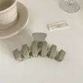 Eleganter salbeigrüner matter Haarklammer mit geripptem Design für stilvolle Hochsteckfrisuren - Hellgrün