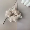 Elegante champagne organza haarelastiekje met vier strikjes van witte parels versierd - Gaasstrik Stijl / Abrikoos