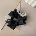 Elegante zwarte organza haarelastiek met decoratieve witte parelmoeren strikjes - Parel Strik Stijl / Zwart