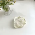 Elegante crèmekleurige organza scrunchie met bedrukte 'CHANGE' linten decoratie - Gaas met Letteraandruk Stijl (220411) / Beige