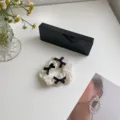 Elegante witte jacquard haarscrunchie versierd met drie kleine zwarte satijnen strikjes - Stijl met Strikdecoratie (220412) / Beige