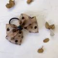 Elegante koffiebruine organza haarstrik met zwarte stippen op marmeren ondergrond - Stippen Gaas Strik Stijl (200510) / koffiekleur