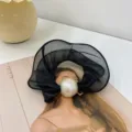 Elegante zwarte organza scrunchie met een grote witte decorativa parel voor haar - Gaas Stijl met Kunstparel (210544) / Zwart