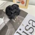 Elegante zwarte satijnen scrunchie haarelastiek met lange witte parel hangers - Satijn Stijl met Kunstparel Kwastje (210925) / Zwart