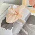 Elegante perzik satijnen scrunchie met parel- en strasskwastje bedeltje - Glanzende Stijl met Strass Kwastje (210925) / Beige Roze