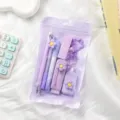 Vista detallada del bonito juego de papelería con flores moradas en una bolsa transparente. - Serie Pequeña Flor Puff Set de 7 Piezas / Púrpura