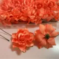 Cabezas de flores de espuma artificial naranja con tallos, perfectas para ramos y cajas de regalo. - Naranja