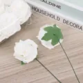 Cabezas de rosas artificiales de espuma PE blanca con tallos verdes para ramos y cajas de regalo. - Blanco puro