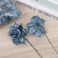 Künstliche blaue Schaumstoff-Blütenköpfe mit Stielen für DIY-Blumensträuße und Heimdekoration. - Dunkelblau