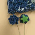 Donkerblauwe kunstmatige foam rozenbloemhoofdjes bulk voor DIY bruidsboeketten en knutselen. - Donkerblauw