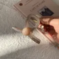 Pince à cheveux élégante en résine brune avec une perle de marbre décorative en main - Gris Transparent