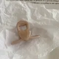 Elegante molletta per capelli a cuore beige con trama marmorizzata per uno stile minimal. - Rosa