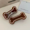 Nahaufnahme brauner Haarspangen in Knochenform mit funkelnden Strasssteinen im Y2K-Stil - 1 Stück / Braun