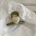 Elegante molletta per capelli a forma di cuore verde oliva con trama marmorizzata - Verde